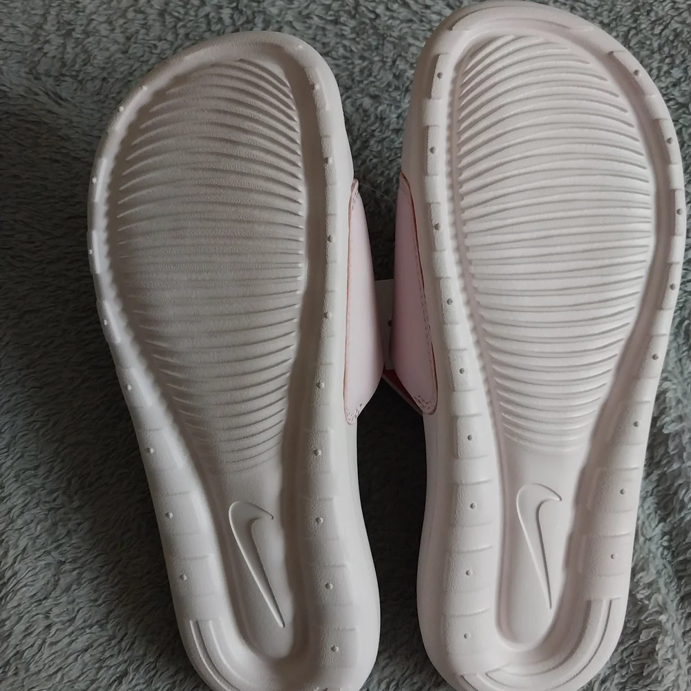 Nike Women’s Pink Slide Sandals - Picture 3 of 4